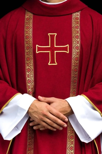 Czerwony ornat liturgiczny z haftowanym krzyżem i żakardowymi pasami - KOR/975/02/70 - HAF KOR/975/02/70 - Dewocjonalia P.H. Jakóbczak - Katolicki sklep liturgiczny i hurtownia