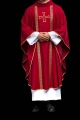 Czerwony ornat liturgiczny z haftowanym krzyżem i żakardowymi pasami - KOR/975/02/70 - HAF KOR/975/02/70 - Dewocjonalia P.H. Jakóbczak - Katolicki sklep liturgiczny i hurtownia