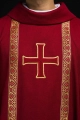 Czerwony ornat liturgiczny z haftowanym krzyżem i żakardowymi pasami - KOR/975/02/70 - HAF KOR/975/02/70 - Dewocjonalia P.H. Jakóbczak - Katolicki sklep liturgiczny i hurtownia