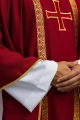 Czerwony ornat liturgiczny z haftowanym krzyżem i żakardowymi pasami - KOR/975/02/70 - HAF KOR/975/02/70 - Dewocjonalia P.H. Jakóbczak - Katolicki sklep liturgiczny i hurtownia