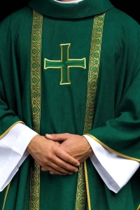 Zielony ornat liturgiczny z haftowanym krzyżem i żakardowymi pasami - KOR/975/01/70