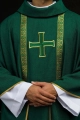 Zielony ornat liturgiczny z haftowanym krzyżem i żakardowymi pasami - KOR/975/01/70 - HAF KOR/975/01/70 - Dewocjonalia P.H. Jakóbczak - Katolicki sklep liturgiczny i hurtownia