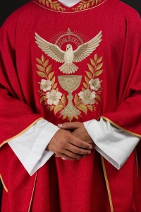 Czerwony ornat z haftowanym kołnierzem i symbolem Ducha Świętego - LE/7046/02