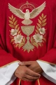 Czerwony ornat z haftowanym kołnierzem i symbolem Ducha Świętego - LE/7046/02 - HAF LE/7046/02 - Dewocjonalia P.H. Jakóbczak - Katolicki sklep liturgiczny i hurtownia