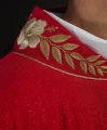 Czerwony ornat z haftowanym kołnierzem i symbolem Ducha Świętego - LE/7046/02 - HAF LE/7046/02 - Dewocjonalia P.H. Jakóbczak - Katolicki sklep liturgiczny i hurtownia
