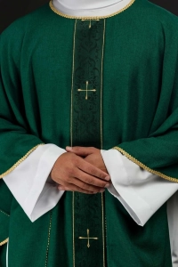 Ornat zielony z haftowanym pasem i motywem krzyża - LE/7074/01