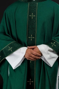 Ornat zielony z haftowanym pasem i kołnierzem zdobionym krzyżem - LE/7073/01
