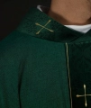 Ornat zielony z haftowanym pasem i kołnierzem zdobionym krzyżem - LE/7073/01 - HAF LE/7073/01 - Dewocjonalia P.H. Jakóbczak - Katolicki sklep liturgiczny i hurtownia