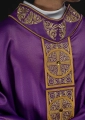 Fioletowy ornat z bogatym haftem i ozdobnymi kamieniami - LE/7012/03 - HAF LE/7012/03 - Dewocjonalia P.H. Jakóbczak - Katolicki sklep liturgiczny i hurtownia