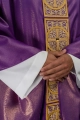 Fioletowy ornat z bogatym haftem i ozdobnymi kamieniami - LE/7012/03 - HAF LE/7012/03 - Dewocjonalia P.H. Jakóbczak - Katolicki sklep liturgiczny i hurtownia