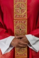 Czerwony ornat z bogatym haftem i ozdobnymi kamieniami - LE/7012/02 - HAF LE/7012/02 - Dewocjonalia P.H. Jakóbczak - Katolicki sklep liturgiczny i hurtownia