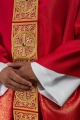 Czerwony ornat z bogatym haftem i ozdobnymi kamieniami - LE/7012/02 - HAF LE/7012/02 - Dewocjonalia P.H. Jakóbczak - Katolicki sklep liturgiczny i hurtownia