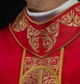 Czerwony ornat z bogatym haftem i ozdobnymi kamieniami - LE/7012/02 - HAF LE/7012/02 - Dewocjonalia P.H. Jakóbczak - Katolicki sklep liturgiczny i hurtownia