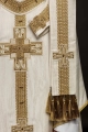 Ręcznie zdobiony ornat ecru z kamieniami naturalnymi - HM/7015/05/99 - HAF HM/7015/05/99 - Dewocjonalia P.H. Jakóbczak - Katolicki sklep liturgiczny i hurtownia