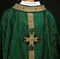 Ręcznie zdobiony ornat zielony z kamieniami naturalnymi - HM/7015/01/99 - HAF HM/7015/01/99 - Dewocjonalia P.H. Jakóbczak - Katolicki sklep liturgiczny i hurtownia