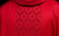 Czerwony ornat z żakardowym pasem we wzór krzyża - KOR/402/02/53 - HAF KOR/402/02/53 - Dewocjonalia P.H. Jakóbczak - Katolicki sklep liturgiczny i hurtownia