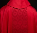 Czerwony ornat z żakardowym pasem we wzór krzyża - KOR/402/02/53 - HAF KOR/402/02/53 - Dewocjonalia P.H. Jakóbczak - Katolicki sklep liturgiczny i hurtownia