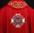 Bogato haftowany ornat czerwony z wizerunkiem św. Floriana - KOW2/037/02/71 - HAF KOW2/037/02/71 - Dewocjonalia P.H. Jakóbczak - Katolicki sklep liturgiczny i hurtownia