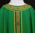 Ornat zielony ręcznie zdobiony z kamieniami naturalnymi - HM/7001/01/71/PA01 - HAF HM/7001/01/71/PA01 - Dewocjonalia P.H. Jakóbczak - Katolicki sklep liturgiczny i hurtownia