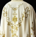 Ornat liturgiczny ecru haftowany z motywami IHS i winorośli - LE/7037/05 - HAF LE/7037/05 - Dewocjonalia P.H. Jakóbczak - Katolicki sklep liturgiczny i hurtownia