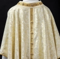 Ornat ecru ręcznie zdobiony z kamieniami naturalnymi - HM/7003/05/90 - HAF HM/7003/05/90 - Dewocjonalia P.H. Jakóbczak - Katolicki sklep liturgiczny i hurtownia