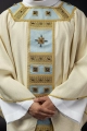 Ornat maryjny ecru ręcznie zdobiony kamieniami naturalnymi - HM/7004/05/96 - HAF HM/7004/05/96 - Dewocjonalia P.H. Jakóbczak - Katolicki sklep liturgiczny i hurtownia