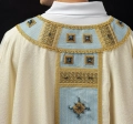 Ornat maryjny ecru ręcznie zdobiony kamieniami naturalnymi - HM/7004/05/96 - HAF HM/7004/05/96 - Dewocjonalia P.H. Jakóbczak - Katolicki sklep liturgiczny i hurtownia