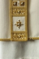 Ornat ecru ręcznie zdobiony z kamieniami naturalnymi - HM/7008/05/96 - HAF HM/7008/05/96 - Dewocjonalia P.H. Jakóbczak - Katolicki sklep liturgiczny i hurtownia