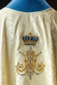 Ornat maryjny ecru ręcznie zdobiony kamieniami naturalnymi - HM/7006/05/88 - HAF HM/7006/05/88 - Dewocjonalia P.H. Jakóbczak - Katolicki sklep liturgiczny i hurtownia
