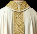 Ornat ecru bogato haftowany motywem kwiatowym z krzyżami - LE/7027/05 - HAF LE/7027/05 - Dewocjonalia P.H. Jakóbczak - Katolicki sklep liturgiczny i hurtownia