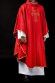 Ornat czerwony haftowany z symbolem krzyża - KOR/227/02/11 - HAF KOR/227/02/11 - Dewocjonalia P.H. Jakóbczak - Katolicki sklep liturgiczny i hurtownia
