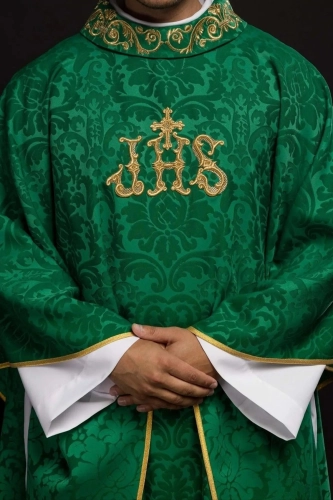 Zielony ornat z motywem IHS i bogato haftowanym kołnierzem na dekoracyjnej tkaninie - LE/7157/01 - HAF LE/7157/01 - Dewocjonalia P.H. Jakóbczak - Katolicki sklep liturgiczny i hurtownia