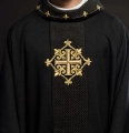 Ornat czarny haftowany na aksamicie z symbolem czarnego krzyża - LE/7029/07 - HAF LE/7029/07 - Dewocjonalia P.H. Jakóbczak - Katolicki sklep liturgiczny i hurtownia