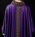 Fioletowy ornat zdobiony pięciuset kamieniami dekoracyjnymi - LE/7004/03 - HAF LE/7004/03 - Dewocjonalia P.H. Jakóbczak - Katolicki sklep liturgiczny i hurtownia