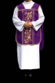 Fioletowy ornat rzymski haftowany motywem IHS - KOR/200/03/01 - HAF KOR/200/03/01 - Dewocjonalia P.H. Jakóbczak - Katolicki sklep liturgiczny i hurtownia