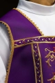 Fioletowy ornat rzymski haftowany motywem IHS - KOR/200/03/01 - HAF KOR/200/03/01 - Dewocjonalia P.H. Jakóbczak - Katolicki sklep liturgiczny i hurtownia