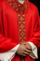 Czerwony ornat zdobiony 500 kamieniami z wąskim pasem - LE/7104/02 - HAF LE/7104/02 - Dewocjonalia P.H. Jakóbczak - Katolicki sklep liturgiczny i hurtownia
