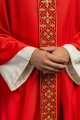 Czerwony ornat zdobiony 500 kamieniami z wąskim pasem - LE/7104/02 - HAF LE/7104/02 - Dewocjonalia P.H. Jakóbczak - Katolicki sklep liturgiczny i hurtownia