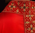 Czerwony ornat zdobiony 500 kamieniami z wąskim pasem - LE/7104/02 - HAF LE/7104/02 - Dewocjonalia P.H. Jakóbczak - Katolicki sklep liturgiczny i hurtownia
