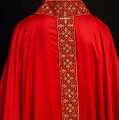 Czerwony ornat zdobiony 500 kamieniami z wąskim pasem - LE/7104/02 - HAF LE/7104/02 - Dewocjonalia P.H. Jakóbczak - Katolicki sklep liturgiczny i hurtownia