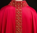Ornat czerwony bogato haftowany ozdobiony czerwonymi kamieniami - LE/7004/02 - HAF LE/7004/02 - Dewocjonalia P.H. Jakóbczak - Katolicki sklep liturgiczny i hurtownia