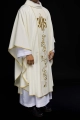 Zdobiony ornat ecru z symbolem IHS - KOR/031/05/01 - HAF KOR/031/05/01 - Dewocjonalia P.H. Jakóbczak - Katolicki sklep liturgiczny i hurtownia