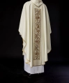 Bogato zdobiony ornat ecru z motywem IHS - KOR/056/05/01 - HAF KOR/056/05/01 - Dewocjonalia P.H. Jakóbczak - Katolicki sklep liturgiczny i hurtownia