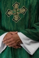 Zielony ornat z bogato haftowanym krzyżem i ozdobionym kołnierzem - LE/7036/01 - HAF LE/7036/01 - Dewocjonalia P.H. Jakóbczak - Katolicki sklep liturgiczny i hurtownia