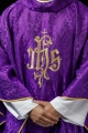 Fioletowy ornat liturgiczny z haftowanym motywem IHS na ozdobnej tkaninie - LE/7032/03 - HAF LE/7032/03 - Dewocjonalia P.H. Jakóbczak - Katolicki sklep liturgiczny i hurtownia