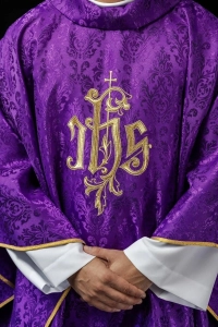 Fioletowy ornat liturgiczny z haftowanym motywem IHS na ozdobnej tkaninie - LE/7032/03