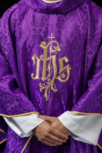 Fioletowy ornat liturgiczny z haftowanym motywem IHS na ozdobnej tkaninie - LE/7032/03 - HAF LE/7032/03 - Dewocjonalia P.H. Jakóbczak - Katolicki sklep liturgiczny i hurtownia