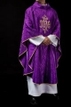 Fioletowy ornat liturgiczny z haftowanym motywem IHS na ozdobnej tkaninie - LE/7032/03 - HAF LE/7032/03 - Dewocjonalia P.H. Jakóbczak - Katolicki sklep liturgiczny i hurtownia