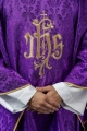 Fioletowy ornat liturgiczny z haftowanym motywem IHS na ozdobnej tkaninie - LE/7032/03 - HAF LE/7032/03 - Dewocjonalia P.H. Jakóbczak - Katolicki sklep liturgiczny i hurtownia
