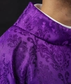 Fioletowy ornat liturgiczny z haftowanym motywem IHS na ozdobnej tkaninie - LE/7032/03 - HAF LE/7032/03 - Dewocjonalia P.H. Jakóbczak - Katolicki sklep liturgiczny i hurtownia